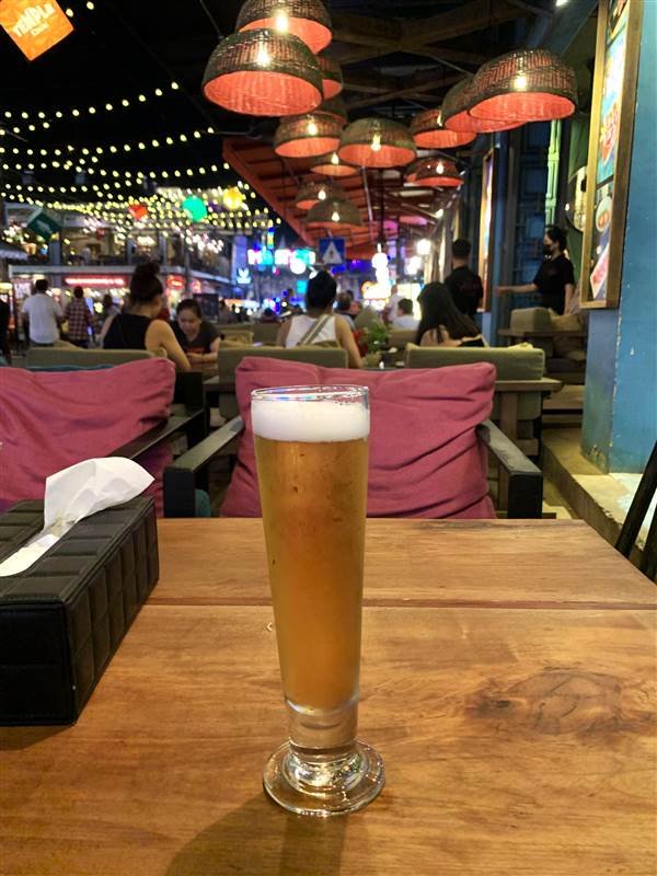 Ly bia tươi tại phố đi bộ Siem Reap Cambodia