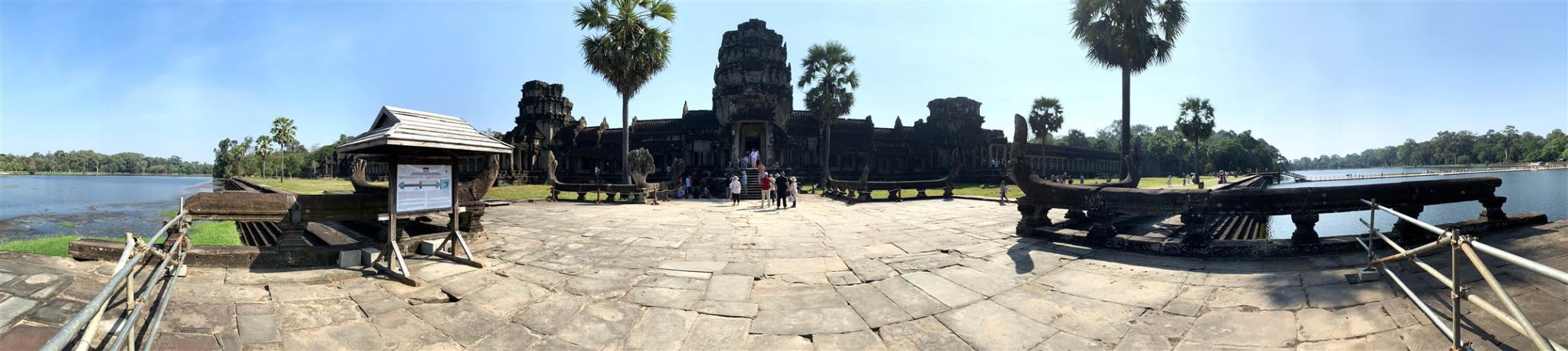 Toàn cảnh mặt trước đền Angkor Wat