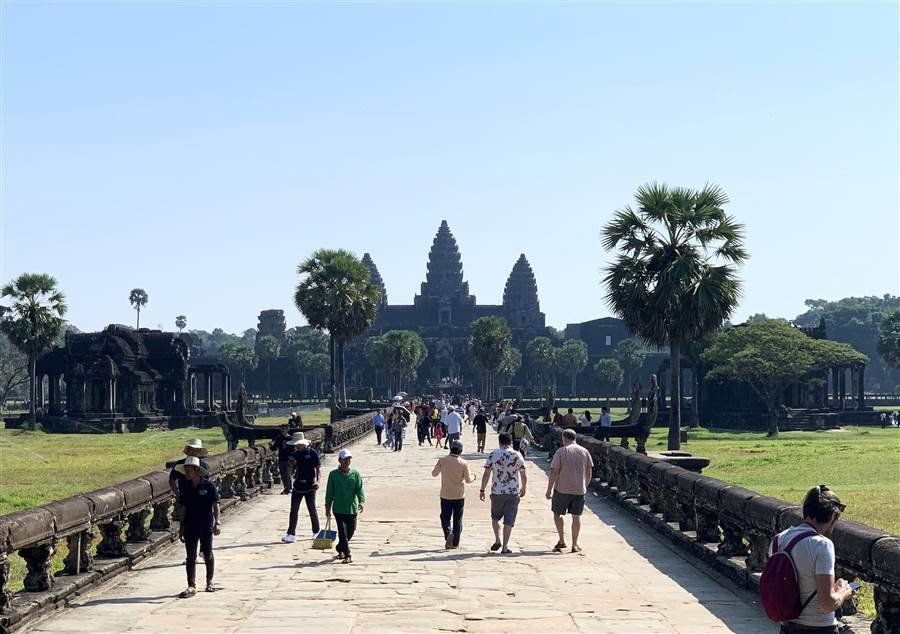 Con đường chính dẫn vào đền Angkor Wat. Photo Samgoshare