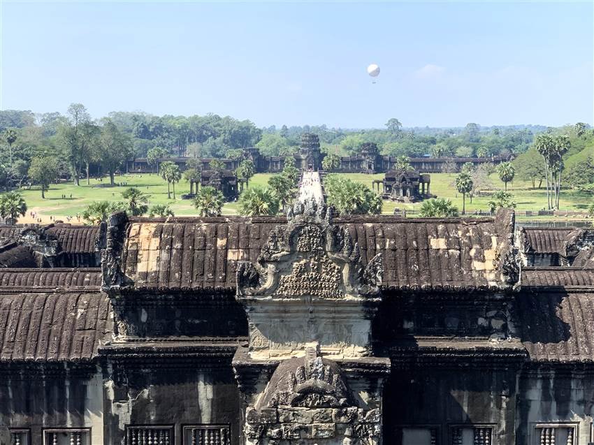 Nhìn toàn cảnh đền Angkor từ trên tháp cao. Photo Samgoshare 