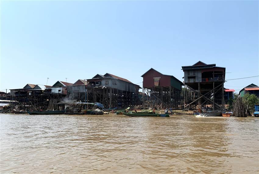 Dẫy nhà tại làng nổi Kampong Phluk 