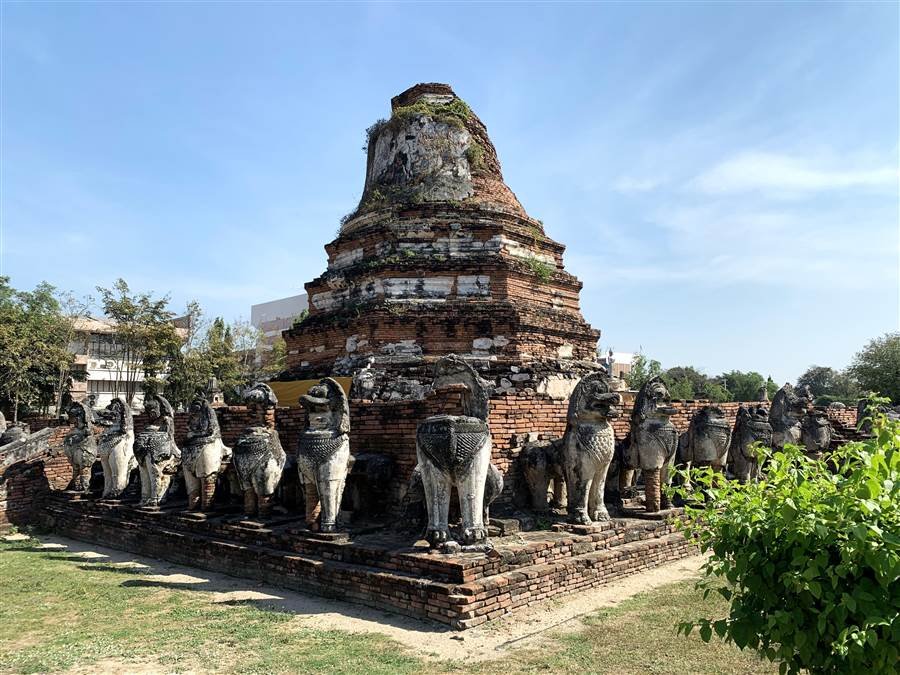Bảo tháp trước chùa Wat Thammikarat xưa cũ