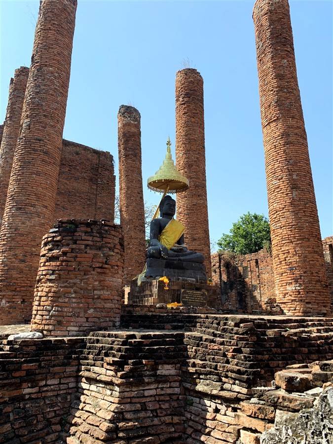 Tượng Phật trong chùa Wat Thammikarat xưa cũ