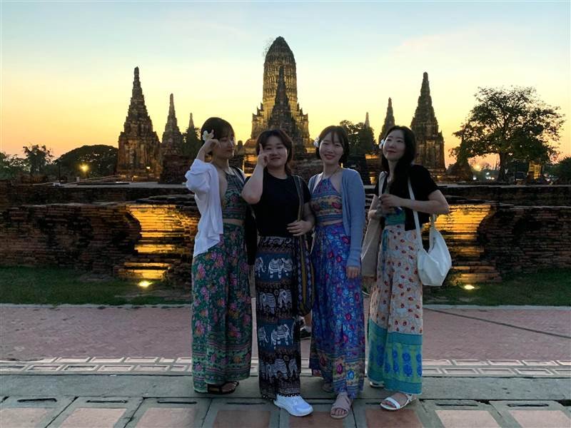Các em gái Hàn tại đền Chaiwatthanaram tại Ayutthaya 