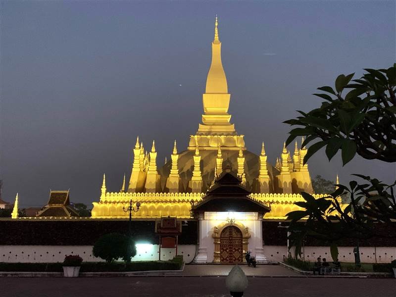 Chính diện chùa That Luang tại Vientane Lào
