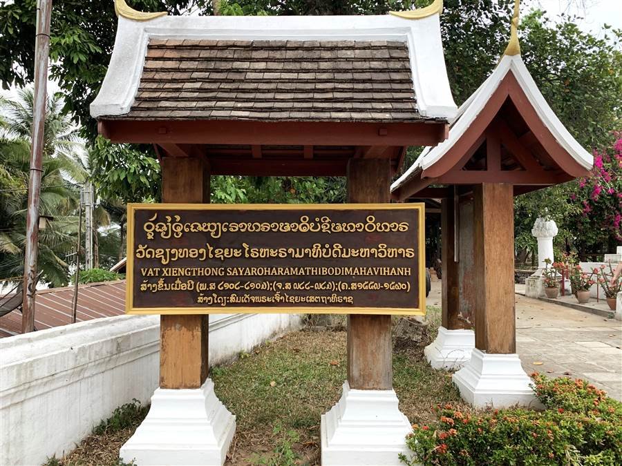 Bảng hiệu chùa tại Luang Prabang