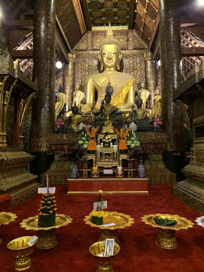 Tương Phật trong chùa Xieng Thong tôn nghiêm
