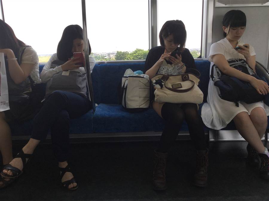 Các em gái Nhật trên tàu về Fukuroi.