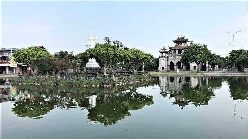 Phía trước nhà thờ đá Phát Diệm