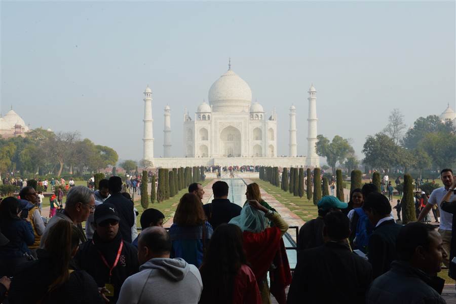 Di săn văn hóa đền Taj Mahal. Photo Samgoshare