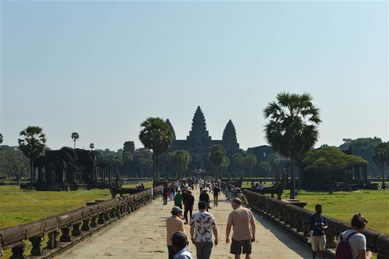 Du khách tiếp tục vào trong Angkor Wat