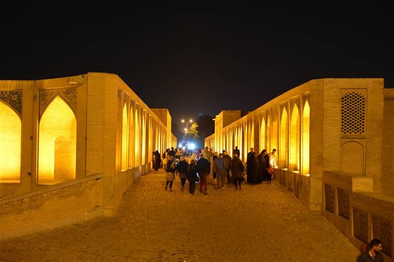 Lên cầu Khaju tại Isfahan