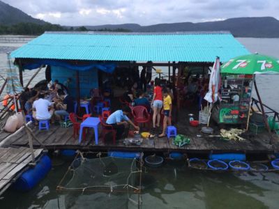 Một nơi bán quán ăn trên cầu cảng của Bến Hàm Ninh