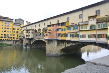 Ponte Vecchio lcây cầu hơn 700 tuổi bắc qua sông Arno 