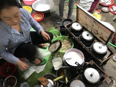 Cô chủ quán đang đúc bánh khoái cá kình