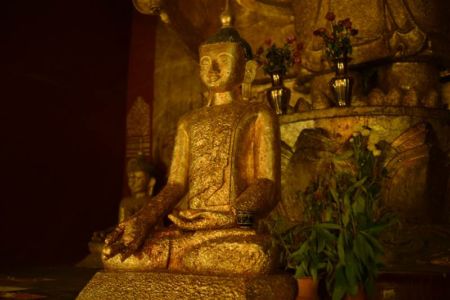 Tượng Phật dát vàng đặc trưng 