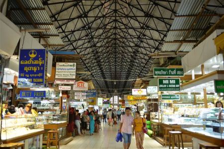 Chợ Bogyoke Aung San nhiều hàng hóa