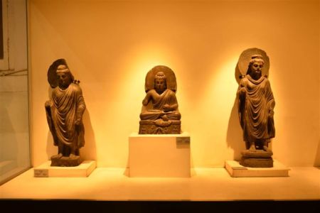 Các tượng đá Phật