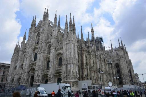 Nhà thờ Duomo (chính tòa) ở Milan . 