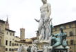 Hình miếng đá cẩm thạch hơi tròn phía trước ảnh đánh dấu lại nơi Thầy Girolamo Savonarola và hai cộng sự đã chết !