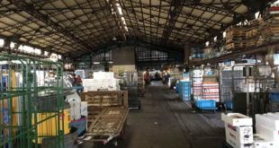 Một nhà điển hình của chợ Tsukiji. Photo Samgoshare