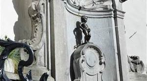 Tượng Maneken Pis ngay góc phố Brussels. Photo Samgoshare