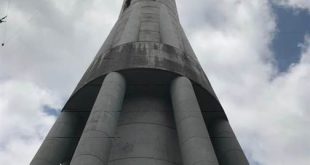 Tháp Sky tại Auckland chạm mây. Photo Samgoshare