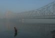 Cầu Howrah ẩn hiện trong sương mờ Kolkata ! Photo Samgoshare.