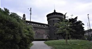 Thăm lâu đài Castello Sforzesco trong sớm mai ! Photo Samgoshare