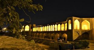 Đêm lãng mạn trên cầu Khaju huyền ảo Isfahan. Photo Samgoshare