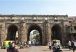 Cổng thành Teen Darwaza thành phố Ahmedabad bang Grujarat. Photo Samgoshare