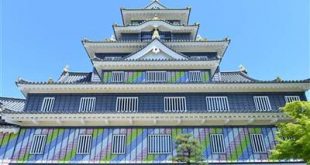 Mặt trước lâu đài Quạ đen Okayama. Photo Samgoshare
