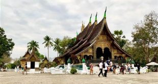 Viếng chùa Xieng Thong cố đô Luang Prabang Lào. Photo Samgoshare