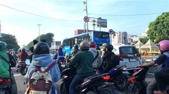 Xe máy dạo đường phố thủ đô Jakarta. Phôt Samgoshare