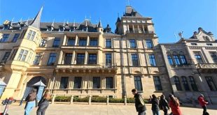 Trước cung điện Grand Ducal Luxembourg