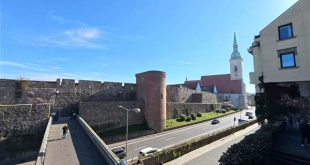 Dạo chơi bên Tường Thành cổ Bratislava Slovakia