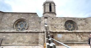 Trên mái nhà thờ Barcelona Tây Ban Nha có gì?