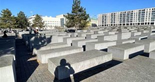 Thu vàng bên Đài tưởng niệm Holocaust Berlin